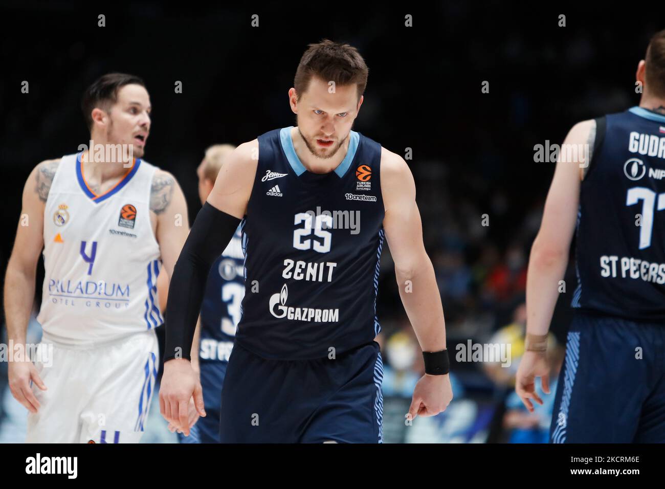 Mateusz Ponitka (C) di Zenit durante la partita di pallacanestro Eurolega tra Zenit San Pietroburgo e Real Madrid il 27 ottobre 2021 al Palazzo dello Sport di Yubileyny a San Pietroburgo, Russia. (Foto di Mike Kireev/NurPhoto) Foto Stock