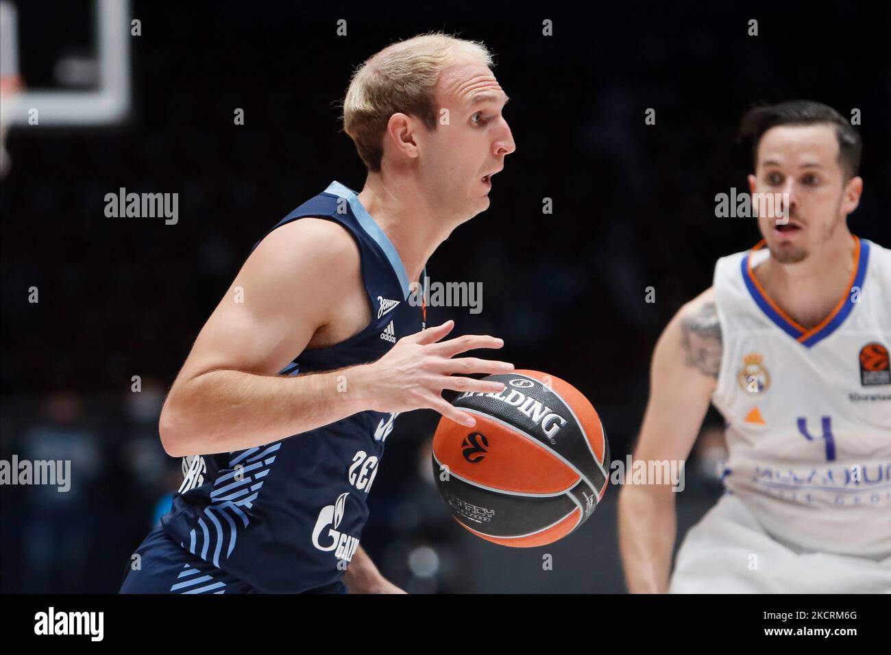Conner Frankamp (C) di Zenit in azione durante la partita di pallacanestro Eurolega tra Zenit San Pietroburgo e Real Madrid il 27 ottobre 2021 al Palazzo dello Sport di Yubileyny a San Pietroburgo, Russia. (Foto di Mike Kireev/NurPhoto) Foto Stock
