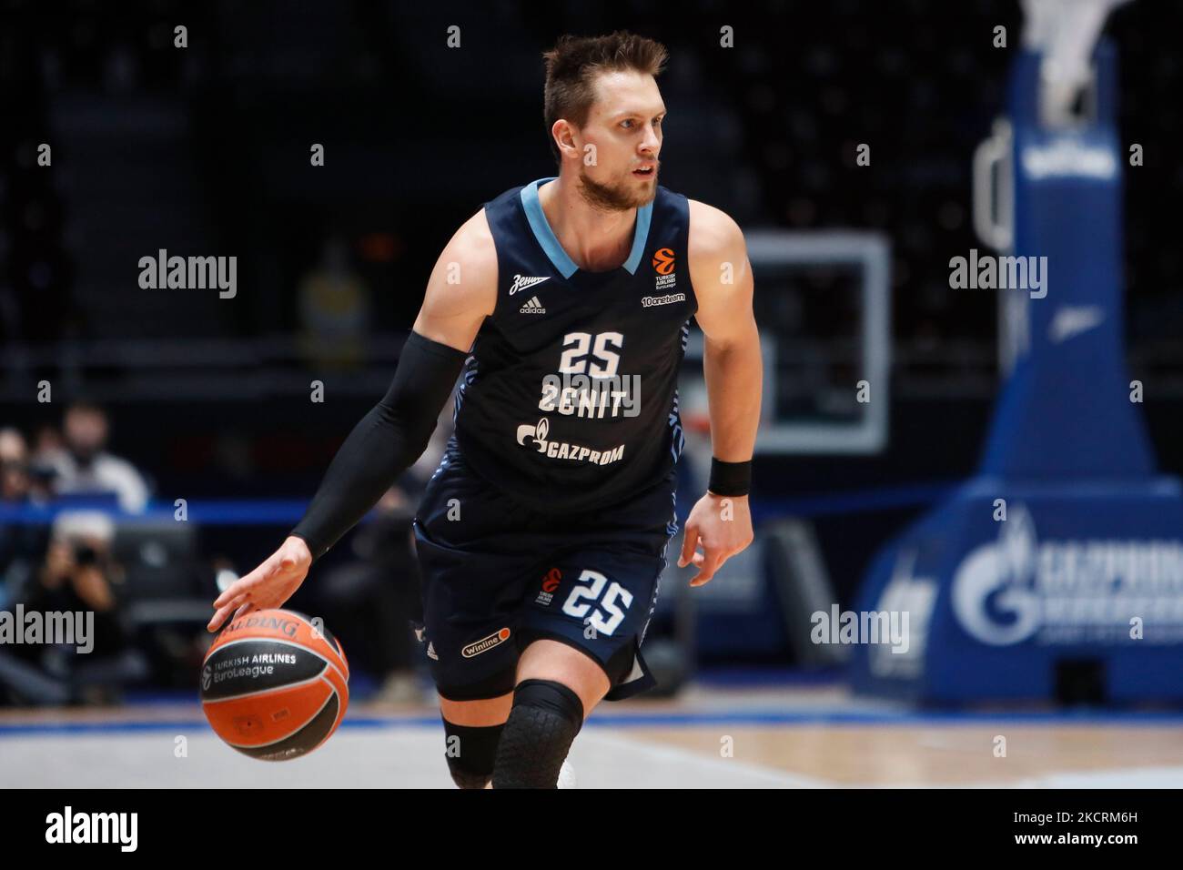 Mateusz Ponitka di Zenit in azione durante la partita di pallacanestro Eurolega tra Zenit San Pietroburgo e Real Madrid il 27 ottobre 2021 al Palazzo dello Sport di Yubileyny a San Pietroburgo, Russia. (Foto di Mike Kireev/NurPhoto) Foto Stock