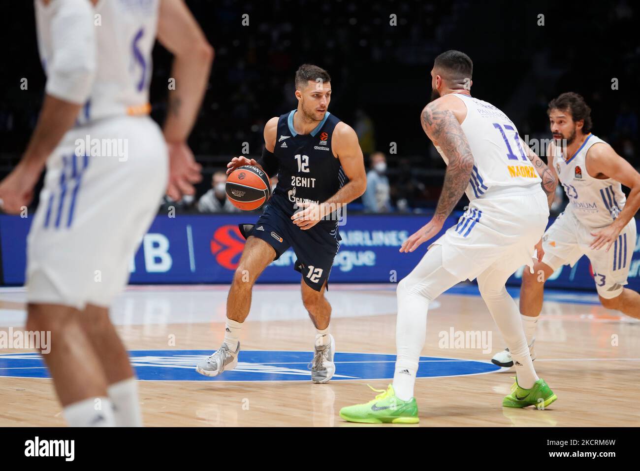 Billy Baron #12 di Zenit in azione durante la partita di pallacanestro Eurolega tra Zenit San Pietroburgo e Real Madrid il 27 ottobre 2021 al Palazzo dello Sport di Yubileyny a San Pietroburgo, Russia. (Foto di Mike Kireev/NurPhoto) Foto Stock