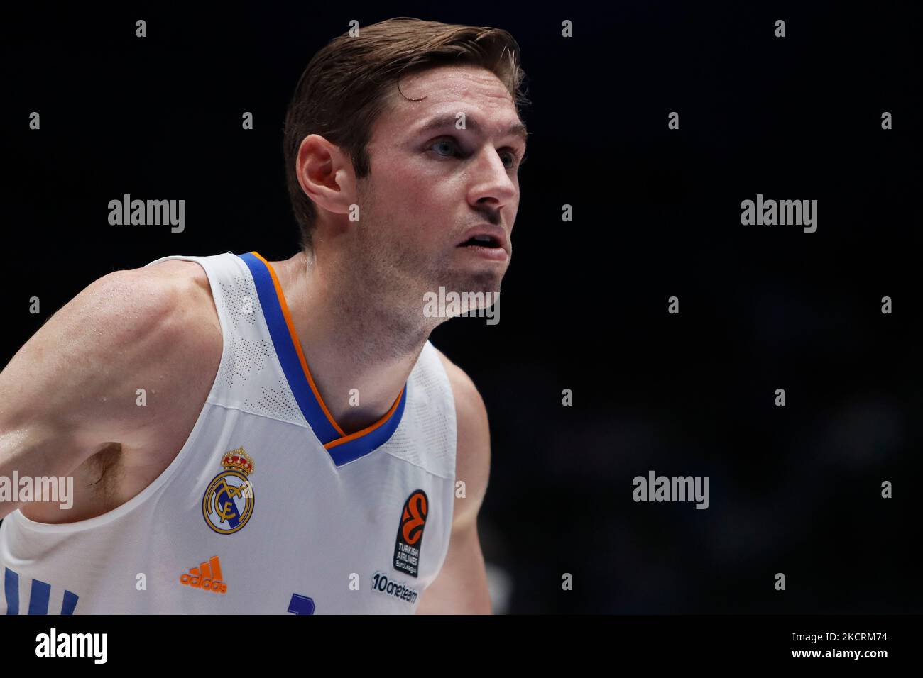 Fabien Causeur del Real Madrid guarda durante la partita di pallacanestro Eurolega tra Zenit San Pietroburgo e Real Madrid il 27 ottobre 2021 al Palazzo dello Sport di Yubileyny a San Pietroburgo, Russia. (Foto di Mike Kireev/NurPhoto) Foto Stock