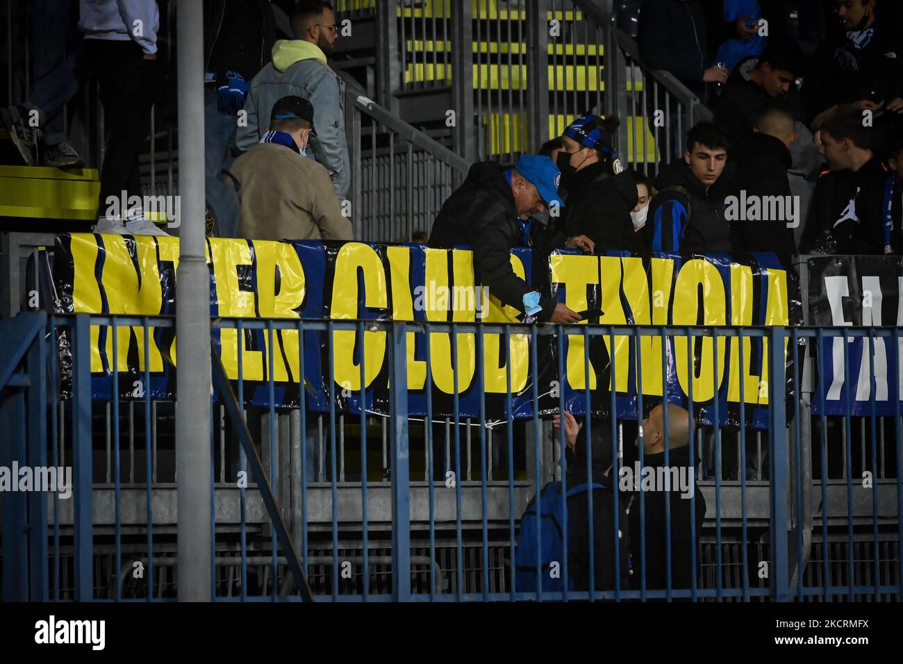 Tifosi Inter durante la serie di calcio italiana A match Empoli FC vs Inter - FC Internazionale il 27 ottobre 2021 allo stadio Carlo Castellani di Empoli (Photo by Valentina Giannettoni/LiveMedia/NurPhoto) Foto Stock