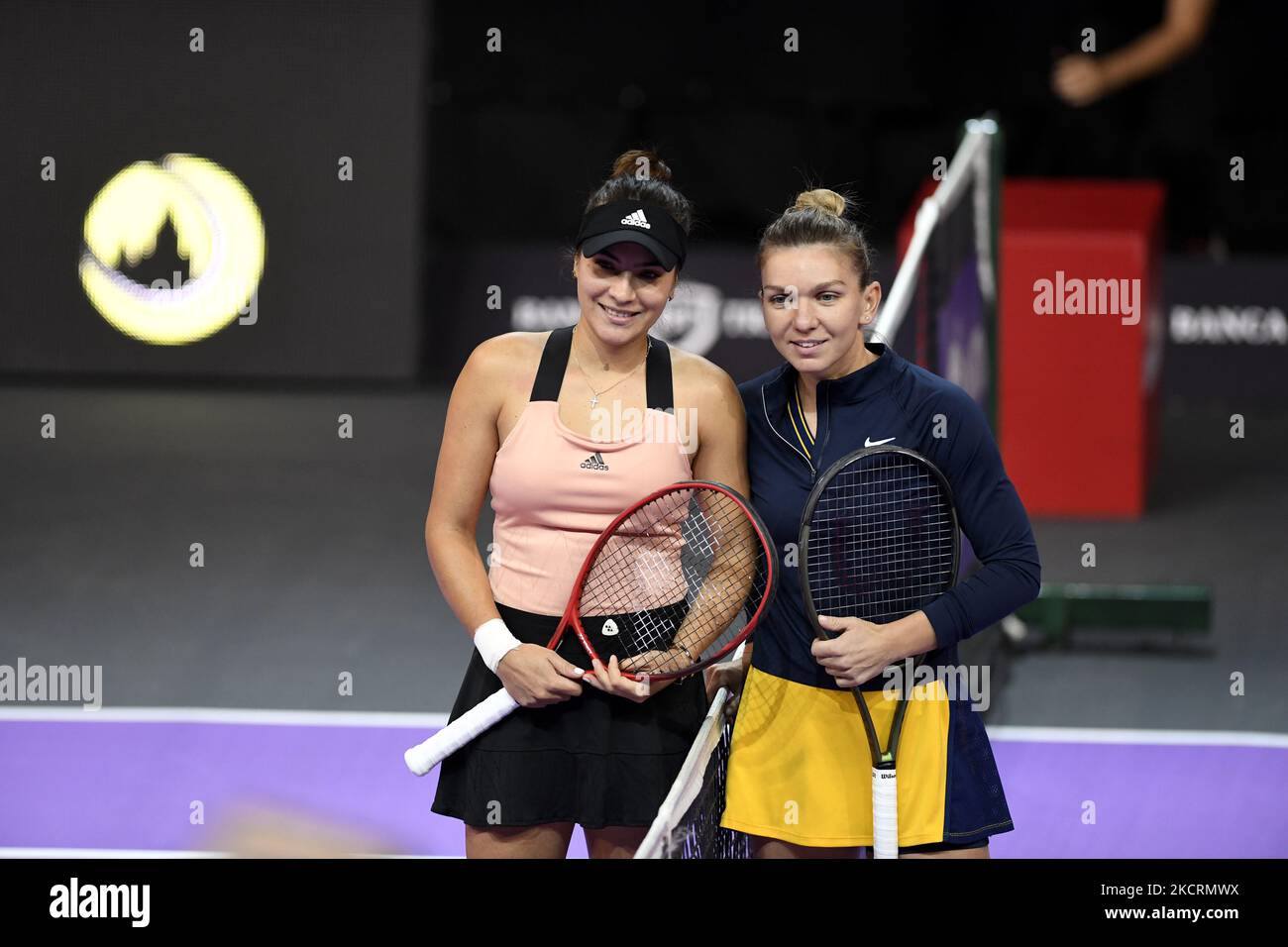 Ritratti di Simona Halep e Gabriela Ruse all'inizio della partita durante il WTA 250 Transilvania Open Tour tenuto a BT Arena, Cluj-Napoca 27 Ottobre 2021 (Foto di Flaviu Buboi/NurPhoto) Foto Stock