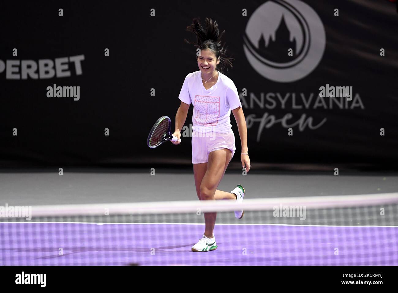 Ritratto di Emma Raducanu in azione - ricevere la palla durante il suo primo allenamento per il tour con Gabriela Ruse il secondo giorno del WTA 250 Transilvania Open Tour tenuto a BT Arena, Cluj-Napoca 24 ottobre 2021 (Foto di Flaviu Buboi/NurPhoto) Foto Stock