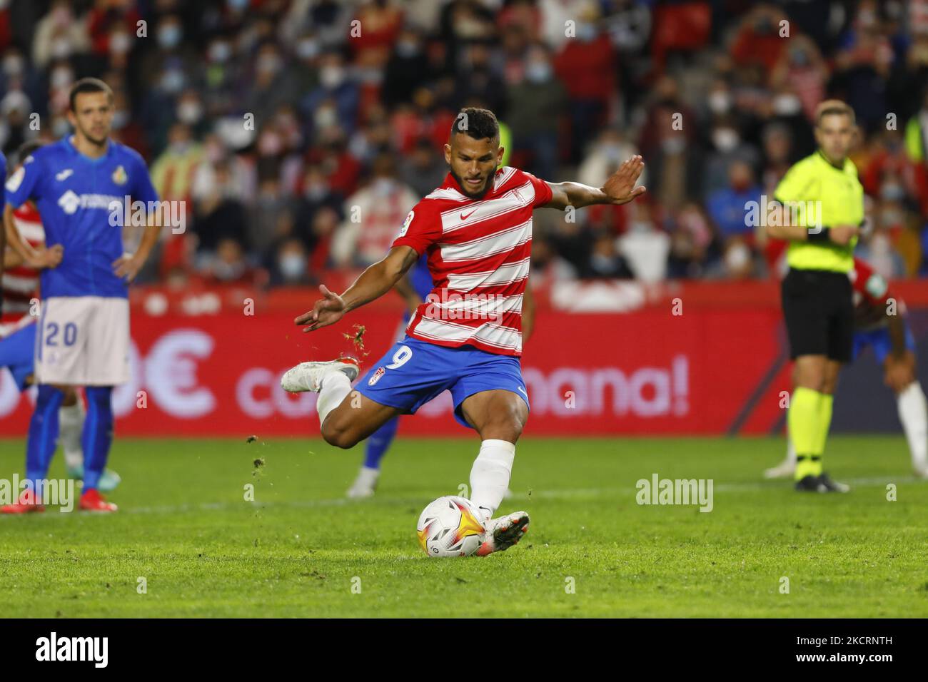 Luis Javier Suarez, di Granada CF, perde una sanzione durante la partita la Liga tra Granada CF e Getafe CF allo stadio Nuevo Los Carmenes il 28 ottobre 2021 a Granada, Spagna. (Foto di Álex Cámara/NurPhoto) Foto Stock