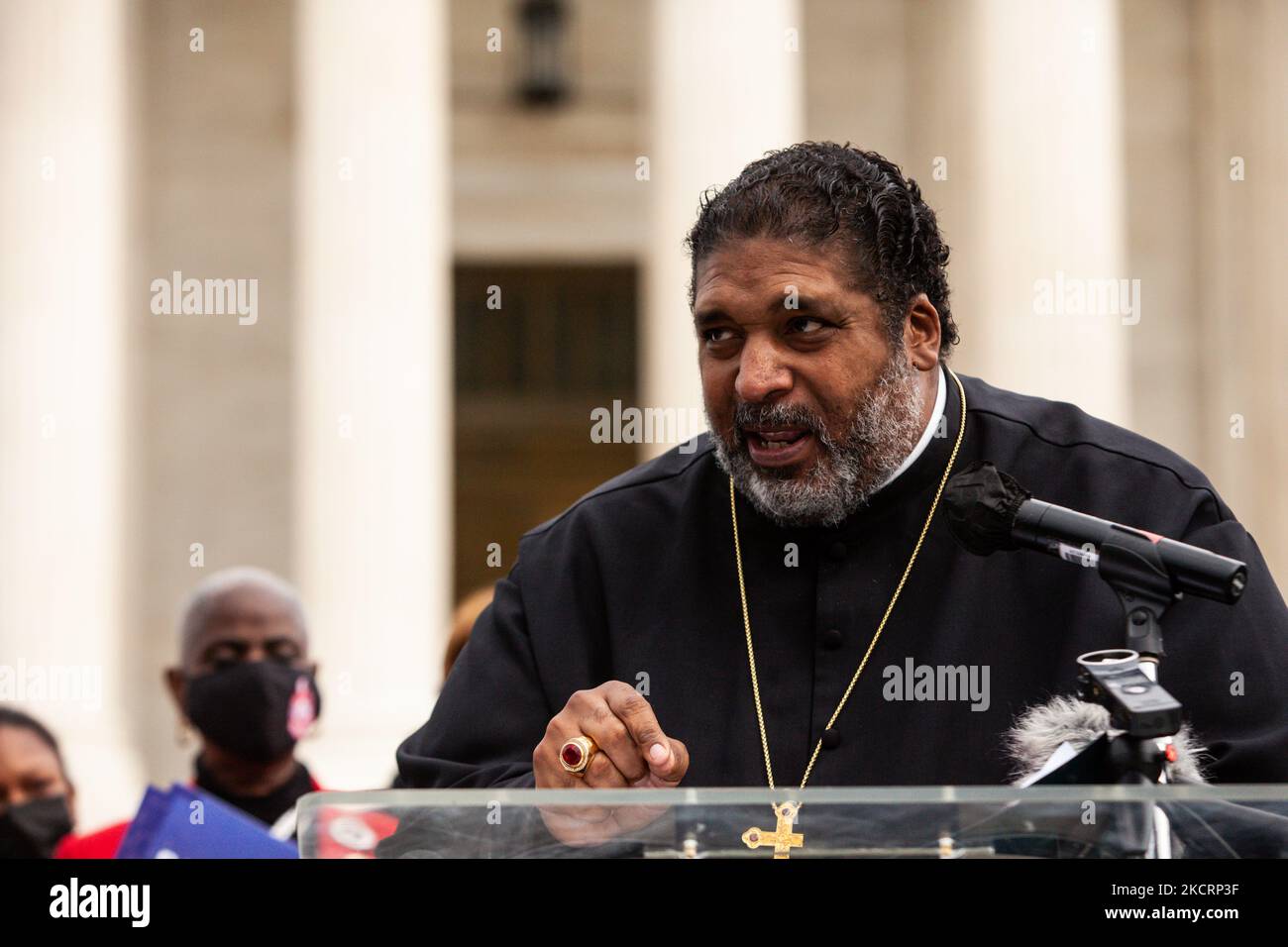 William Barber parla durante un raduno alla Corte Suprema per i diritti di voto e la giustizia economica. I manifestanti chiedono al Congresso di approvare una legislazione che protegga il diritto di voto e fornisca assistenza economica agli americani. Nello specifico, vogliono l’approvazione della legge sulla libertà di voto, della legge sulla creazione di una soluzione migliore e della legge sugli investimenti nelle infrastrutture e sull’occupazione. (Foto di Allison Bailey/NurPhoto) Foto Stock