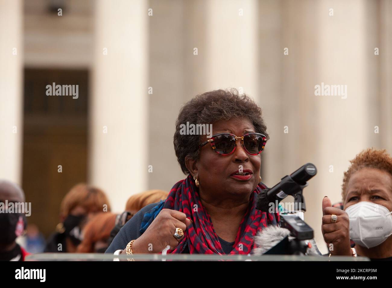 Cora Masters Barry parla durante un raduno alla Corte Suprema per i diritti di voto e la giustizia economica. I manifestanti chiedono al Congresso di approvare una legislazione che protegga il diritto di voto e fornisca assistenza economica agli americani. Nello specifico, vogliono l’approvazione della legge sulla libertà di voto, della legge sulla creazione di una soluzione migliore e della legge sugli investimenti nelle infrastrutture e sull’occupazione. (Foto di Allison Bailey/NurPhoto) Foto Stock
