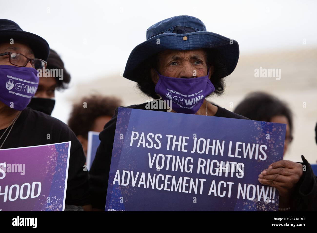 Un manifestante ha un segno con una delle principali richieste di un raduno presso la Corte Suprema per i diritti di voto e la giustizia economica: Il passaggio del John Lewis voting Rights Advancement Act. I dimostranti chiedono al Congresso di approvare una legislazione che protegga il diritto di voto e fornisca assistenza economica agli americani. Nello specifico, vogliono l’approvazione della legge sulla libertà di voto, della legge sulla creazione di una soluzione migliore e della legge sugli investimenti nelle infrastrutture e sull’occupazione. (Foto di Allison Bailey/NurPhoto) Foto Stock