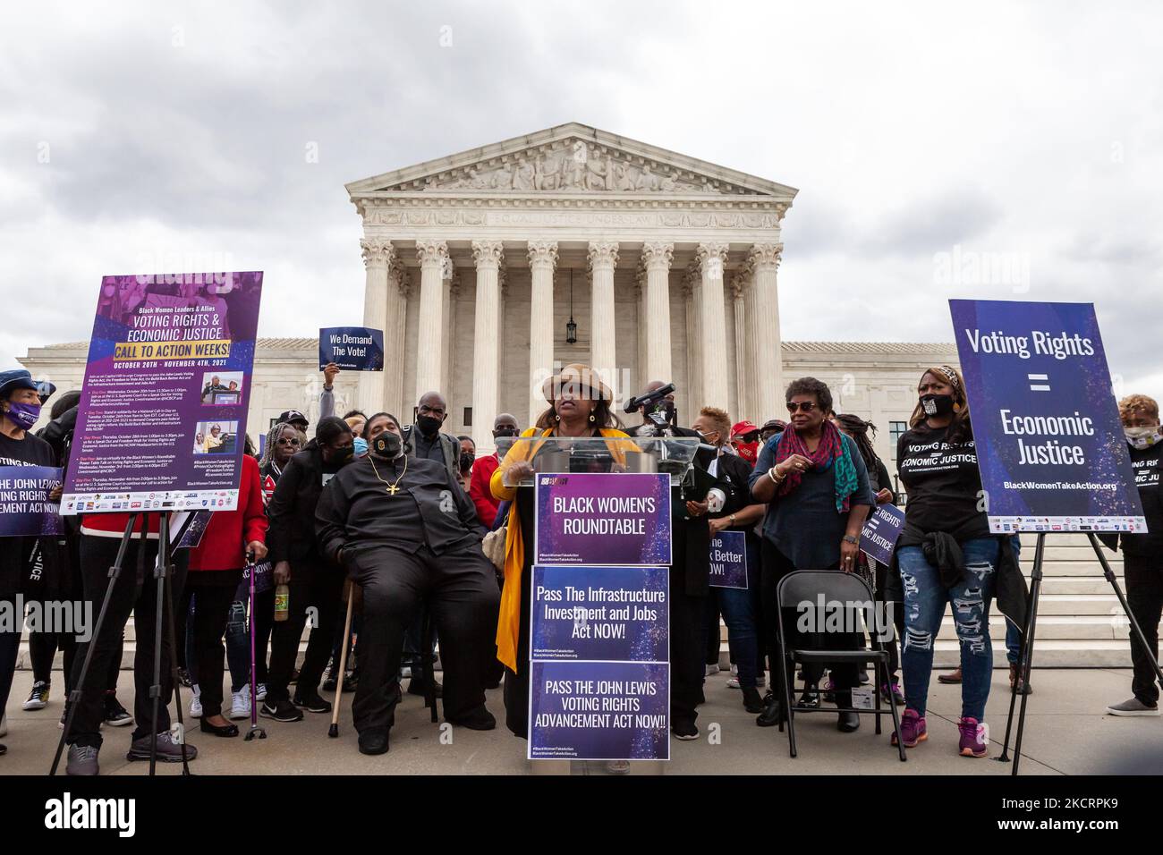 La Corte Suprema per i diritti di voto e la giustizia economica. I manifestanti chiedono al Congresso di approvare una legislazione che protegga il diritto di voto e fornisca assistenza economica agli americani. Nello specifico, vogliono l’approvazione della legge sulla libertà di voto, della legge sulla creazione di una soluzione migliore e della legge sugli investimenti nelle infrastrutture e sull’occupazione. (Foto di Allison Bailey/NurPhoto) Foto Stock