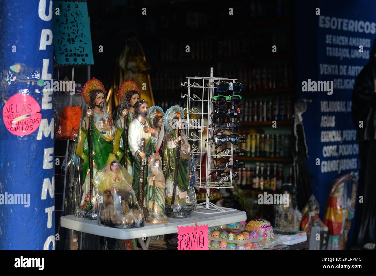 Un negozio che vende figure di Gesù visto a Playa del Carmen. Giovedì 28 ottobre 2021, a Playa del Carmen, Quintana Roo, Messico. (Foto di Artur Widak/NurPhoto) Foto Stock