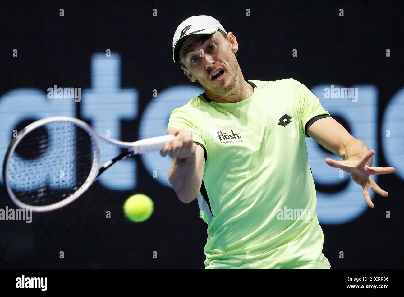 John Millman d'Australia restituisce la palla a Taylor Fritz degli Stati  Uniti durante la partita di tennis maschile del quarto finale dell'ATP 250  torneo internazionale di tennis di St. Petersburg Open 2021