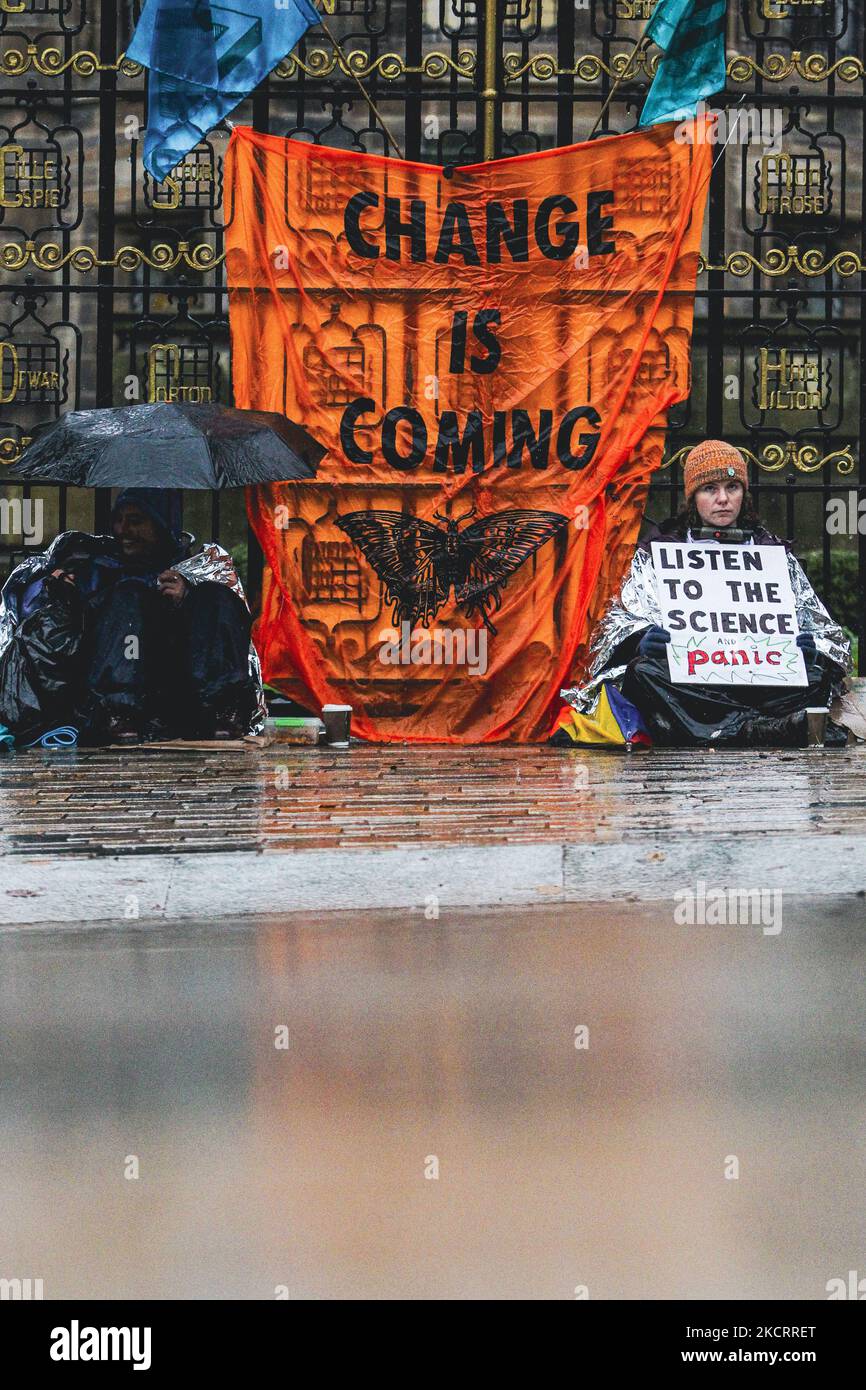 Quattro attivisti della Extinction Rebellion Glasgow University si bloccano al Memorial Gate dell'Università di Glasgow il 29 ottobre 2021 a Glasgow, Scozia. Gli attivisti stanno chiedendo al Vice Cancelliere dell’Università Anton Muscatelli di impegnare l’Università nell’implementazione del Green New Deal dell’UofG, comprese tutte le sessanta richieste che metterebbero fine alle presunte innumerevoli pratiche ecologicamente distruttive dell’Università. (Foto di Ewan Bootman/NurPhoto) Foto Stock