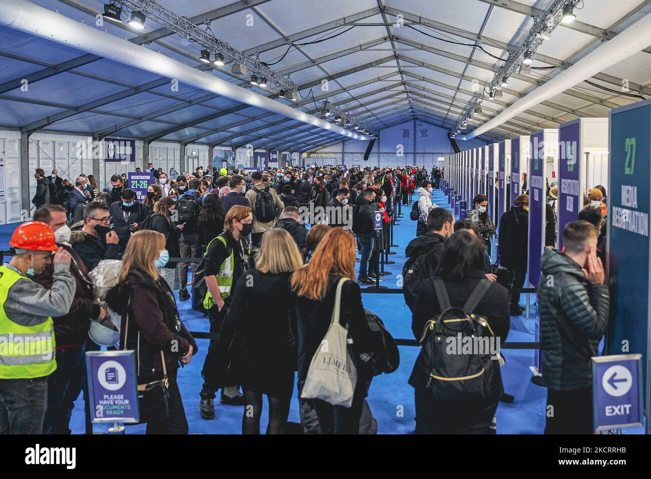 Delegati di tutto il mondo aspettano di ricevere il loro accreditamento prima di entrare nel luogo in cui si terrà la conferenza sul clima delle Nazioni Unite il 29 ottobre 2021 a Glasgow, Scozia. (Foto di Ewan Bootman/NurPhoto) Foto Stock