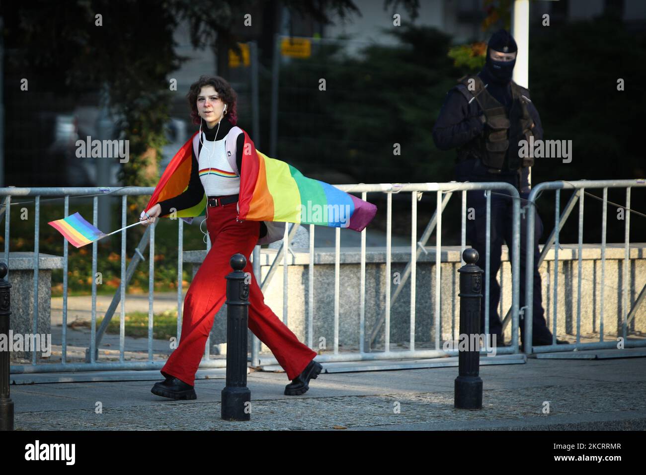 Diverse decine di persone si sono riunite dinanzi al parlamento il 29 ottobre 2021 per protestare contro una proposta di legge che vieterebbe le marce per la parità. Il disegno di legge, introdotto dal conservatore attivista anti-aborto Kaja Godek, ha i critici temendo che venga approvata una legge che vieti completamente le marce dell’orgoglio gay, note come marce per l’uguaglianza in Polonia. La Polonia è stata nominata come il paese peggiore per le persone LGBT che vivono nell'Unione europea, con diverse regioni che si sono dichiarate "libere dall'ideologia LGBT”. Il clima anti-LGBT nel paese ha visto molte persone LGBT cercare rifugio nei paesi vicini. (Foto di Str/NurPhot Foto Stock