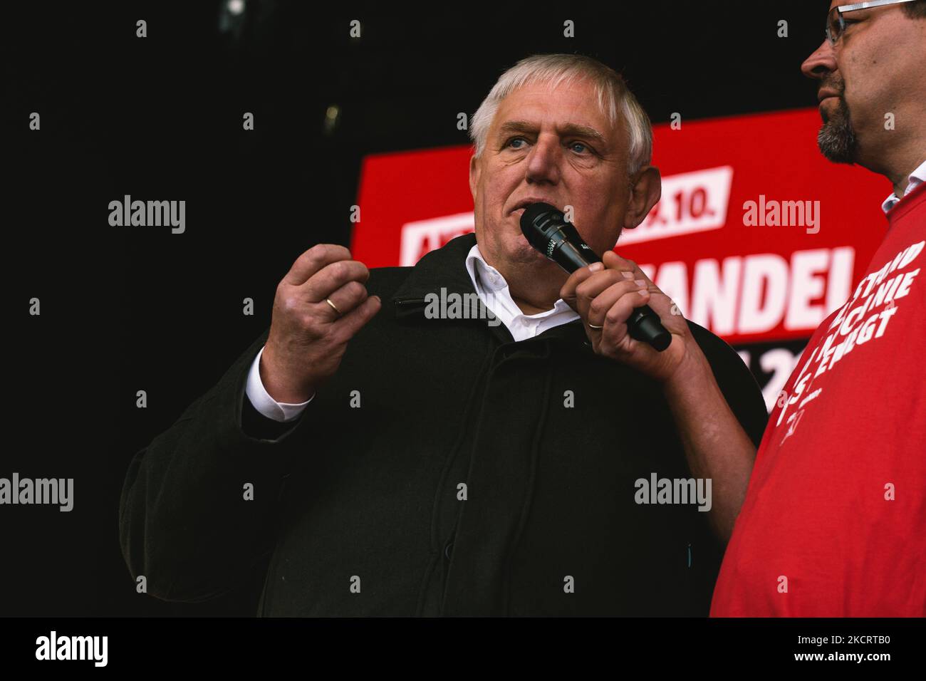 Il Ministro del lavoro, della salute e degli affari sociali della NRW Karl Josef Laumann parla ai lavoratori dell'acciaio durante la richiesta dimostrativa nazionale di una transizione equa verso l'energia verde a Duisburg, Germania il 29 ottobre 2021 (Foto di Ying Tang/NurPhoto) Foto Stock