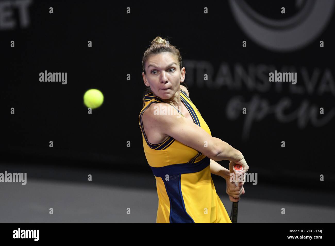 Simona Halep in azione ricevendo la palla durante la sua partita in Transilvania Open Semifinali contro Marta Kostyuk in BT Arena Cluj-Napoca 30 ottobre 2021 (Foto di Flaviu Buboi/NurPhoto) Foto Stock