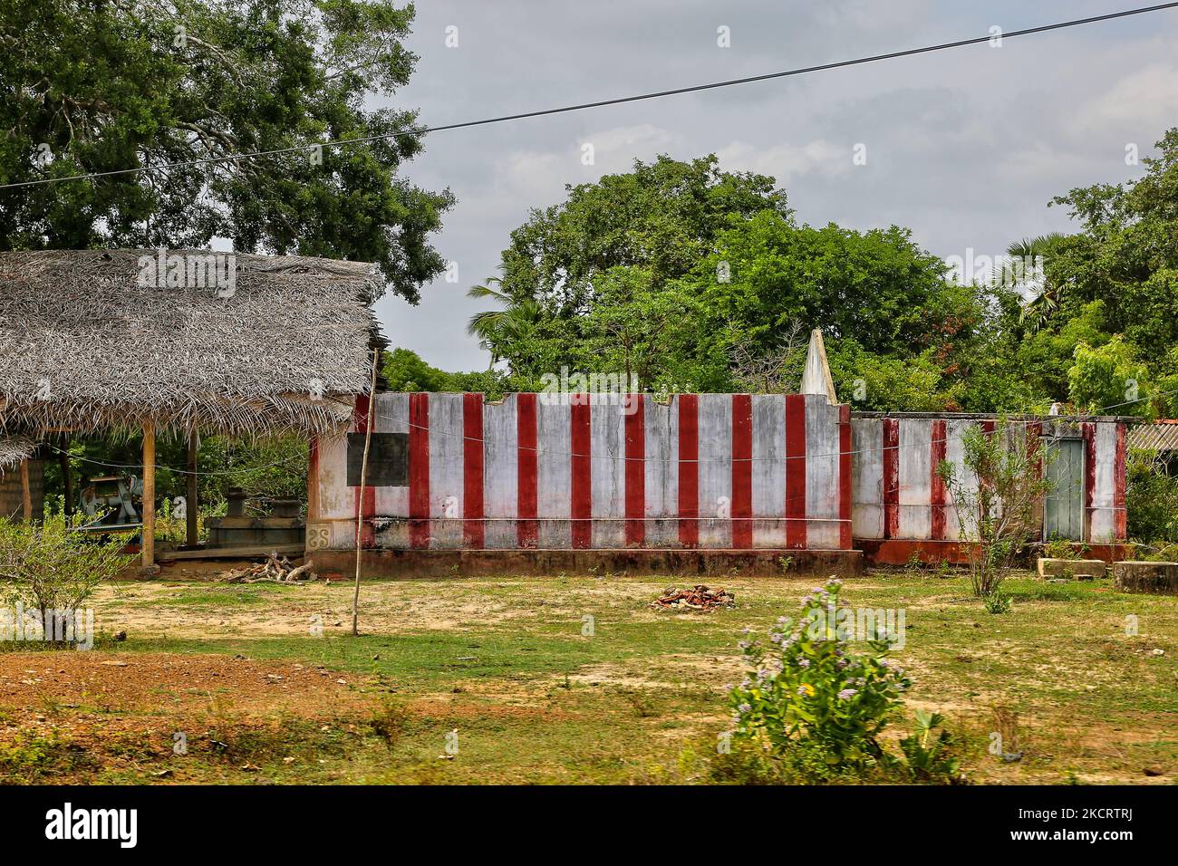 Resti di un tempio indù distrutto dai bombardamenti durante la guerra civile a Mullaitivu, Sri Lanka. Questo è solo uno dei tanti ricordi delle profonde cicatrici causate durante la guerra civile durata 26 anni tra l'esercito dello Sri Lanka e le LTTE (Tigri di liberazione del Tamil Eelam). Le Nazioni Unite stimano che durante la guerra siano state uccise circa 40.000 persone. (Foto di Creative Touch Imaging Ltd./NurPhoto) Foto Stock