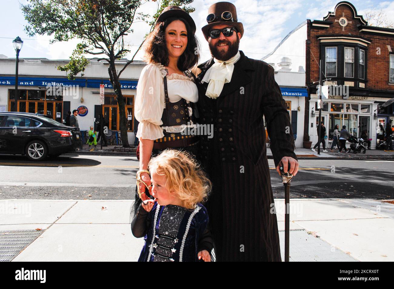 Mamma e papà si vestono come personaggi Steam Punk per accompagnare la loro principessa figlia durante le prime attività di trick o Treat a Philadelphia, Pennsylvania, il 30 ottobre 2021. (Foto di Cory Clark/NurPhoto) Foto Stock