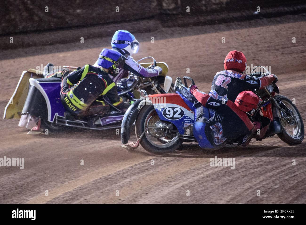 Paul Whitelam & Richard Webb (Red) cercano di forzare il loro cammino oltre Simon Beaney & Sam Heath (Blue) durante il Manchester Masters Sidecar Speedway e il Flat Track Racing al National Speedway Stadium di Manchester sabato 30th ottobre 2021. (Phobo di Ian Charles/MI News/NurPhoto) Foto Stock