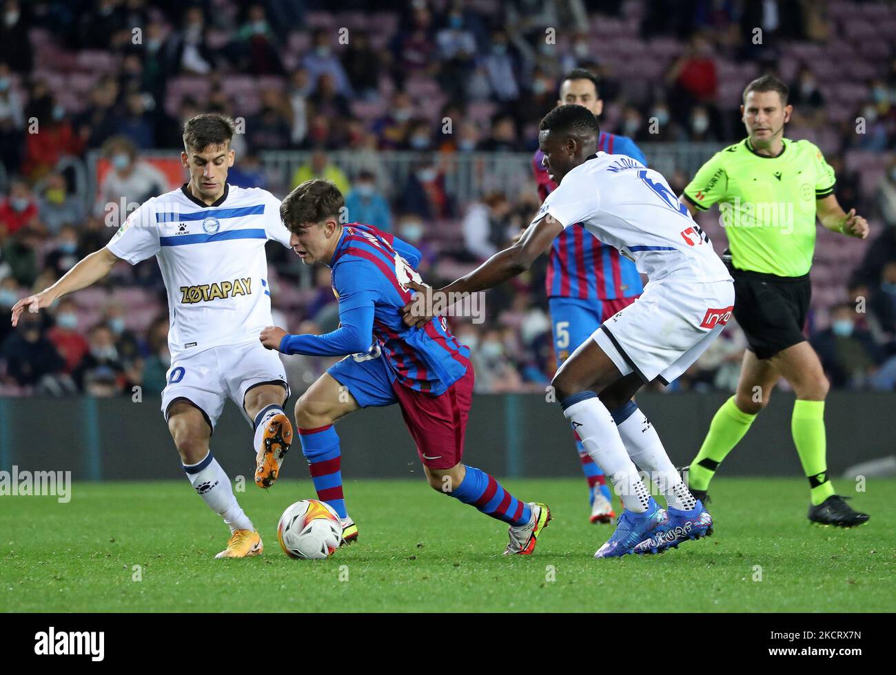 Mamadou Loum Ndiaye,m Pere Pons e Gavi durante la partita tra il FC Barcelona e il Deportivo Alaves, corrispondente alla settimana 12 della Liga Santandere, giocata allo stadio Camp Nou, il 30th ottobre 2021, a Barcellona, Spagna. -- (Foto di Urbanandsport/NurPhoto) Foto Stock