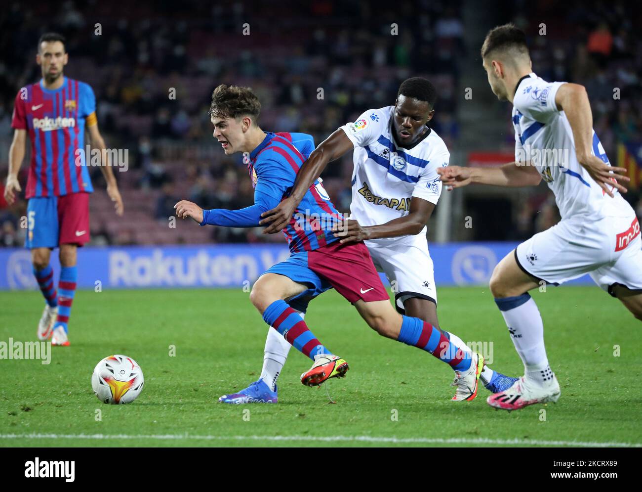 Mamadou Loum Ndiaye e Gavi durante la partita tra il FC Barcelona e il Deportivo Alaves, corrispondente alla settimana 12 della Liga Santandere, giocata allo stadio Camp Nou, il 30th ottobre 2021, a Barcellona, Spagna. -- (Foto di Urbanandsport/NurPhoto) Foto Stock