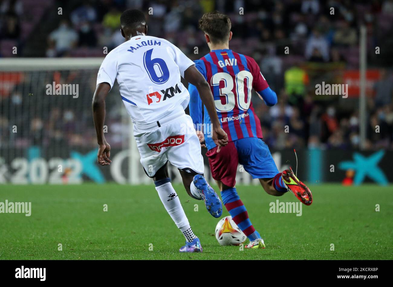 Mamadou Loum Ndiaye abd Gavi durante la partita tra il FC Barcelona e il Deportivo Alaves, corrispondente alla settimana 12 della Liga Santandere, giocata allo stadio Camp Nou, il 30th ottobre 2021, a Barcellona, Spagna. -- (Foto di Urbanandsport/NurPhoto) Foto Stock