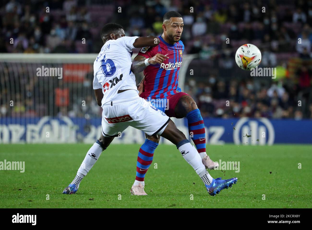 Mamadou Loum Ndiaye e Memphis Depay durante la partita tra il FC Barcelona e il Deportivo Alaves, corrispondente alla settimana 12 della Liga Santandere, giocata allo stadio Camp Nou, il 30th ottobre 2021, a Barcellona, Spagna. -- (Foto di Urbanandsport/NurPhoto) Foto Stock