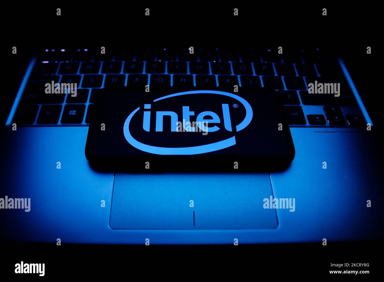 Il logo Intel visualizzato sullo schermo di un telefono e la tastiera di un notebook sono visibili in questa foto dell'illustrazione scattata a Cracovia il 30 ottobre 2021. (Foto di Jakub Porzycki/NurPhoto) Foto Stock