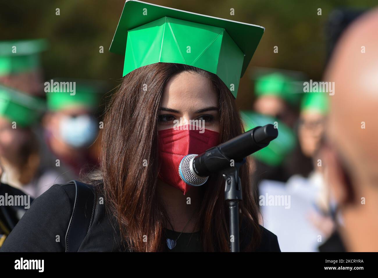 I neolaureati della sessione autunnale si sono sfilati al Foro Italico di Palermo. La cerimonia di laurea si è conclusa con il tradizionale lancio del tocco. La Giornata della laurea è stata inaugurata dall'ex Rettore dell'Università di Palermo Fabrizio Micari e dalle autorità accademiche. Italia, Sicilia, Palermo, 31 ottobre 2021. (Foto di Francesco Militello Mirto/NurPhoto) Foto Stock