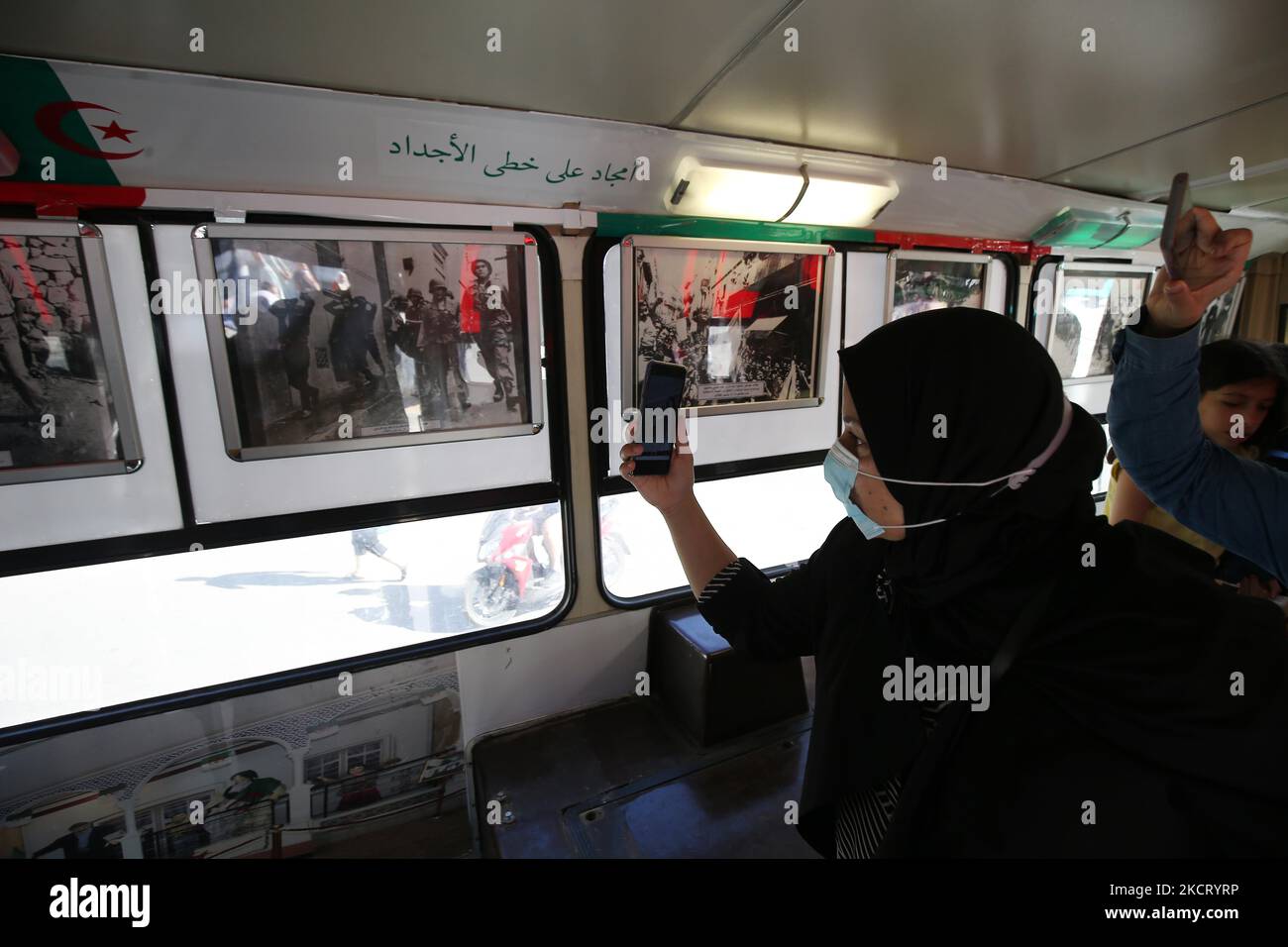 Un museo mobile sugli autobus che vagano per le strade della capitale, in occasione del 67th° anniversario dello scoppio della rivoluzione della liberazione, nella capitale, Algeri, il 31 ottobre 2021. (Foto di Billal Bensalem/NurPhoto) Foto Stock