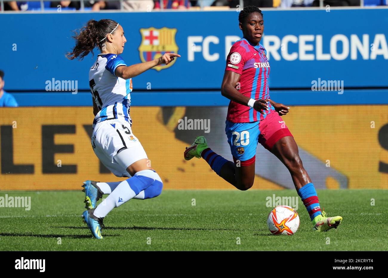 Asisat Oshoala e Maddi Torre durante la partita tra il FC Barcelona e la Real Sociedad, corrispondente alla settimana 8 della Liga Iberdrola, suonata allo stadio Johan Cruyff, il 31th ottobre 2021, a Barcellona, Spagna. -- (Foto di Urbanandsport/NurPhoto) Foto Stock