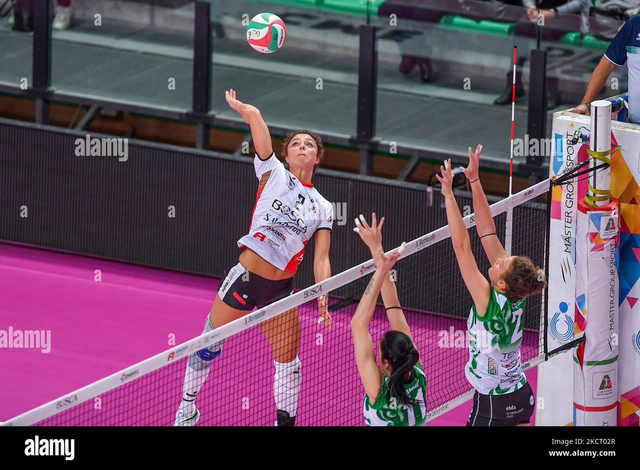 Degradi Alice (Bosca Cuneo), Mancini Giulia (Vallefoglia)&#XA;, Scola Francesca (Vallefoglia) durante il Volley Serie Italiana A1 incontro femminile Bosca S.Bernardo Cuneo vs Megabox Vallefoglia il 31 ottobre 2021 alla pala Ubi Banca di Cuneo (Foto di Danilo/Vigo/Foto) Foto Stock