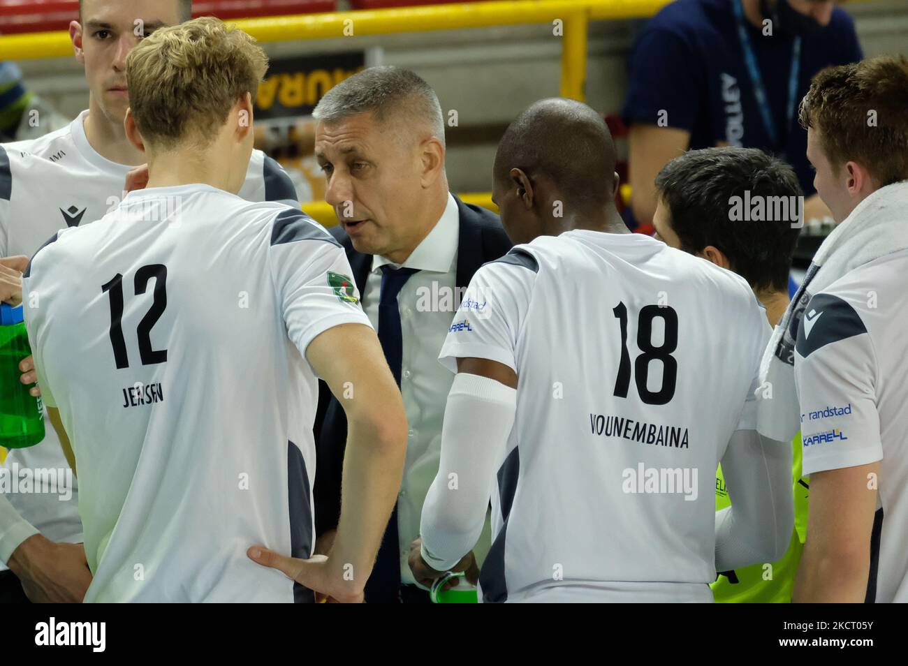 Radostin Stoytchev - Head Coach - Verona Volley durante un time-out. Durante il Volley Serie a Campionato Men Superleague NBV Verona vs Top Volley Cisterna il 31 ottobre 2021 al Forum AGSM di Verona (Foto di Roberto Tommasini/LiveMedia/NurPhoto) Foto Stock