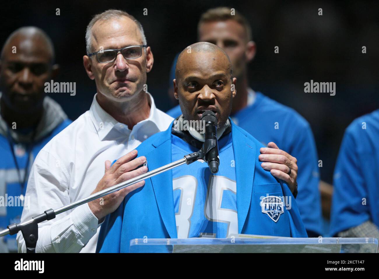 William Eugene White, ex giocatore dei Detroit Lions, parla in piedi con Chris Spielman durante la celebrazione dell'orgoglio dei Lions durante la metà di una partita di football tra le Eagles di Philadelphia e i Detroit Lions a Detroit, Michigan USA, domenica 31 ottobre 2021. (Foto di Jorge Lemus/NurPhoto) Foto Stock