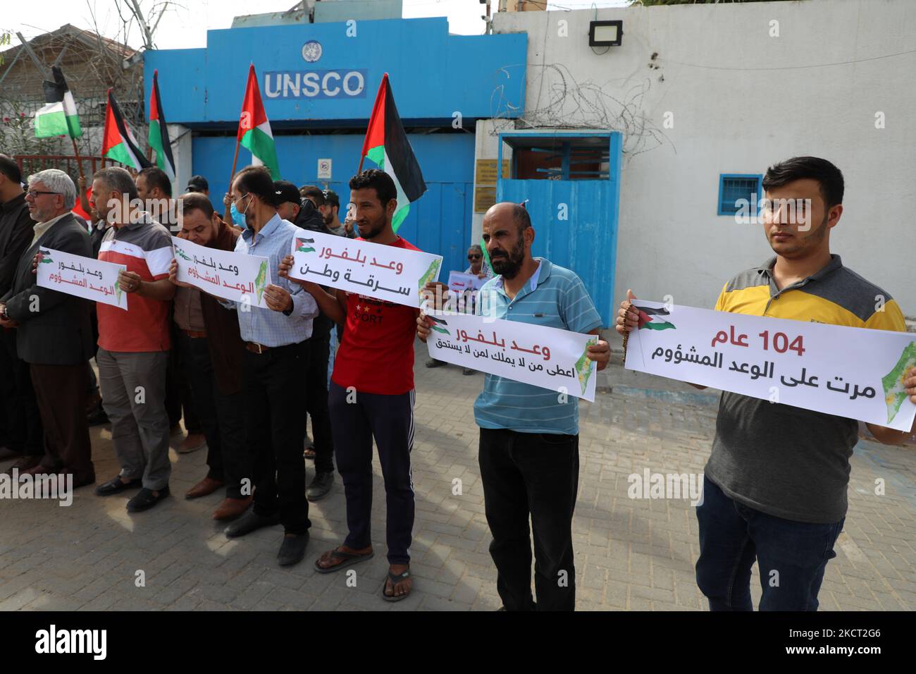 I palestinesi partecipano a una protesta contro il 104th° anniversario della Dichiarazione britannica Balfour, di fronte alla sede dell'UNESCO, nella città di Gaza il 1 novembre 2021. La Dichiarazione di Balfour del 1917 è una dichiarazione formale di politica del governo britannico riguardo alla costituzione di una patria ebraica in Palestina. (Foto di Majdi Fathi/NurPhoto) Foto Stock