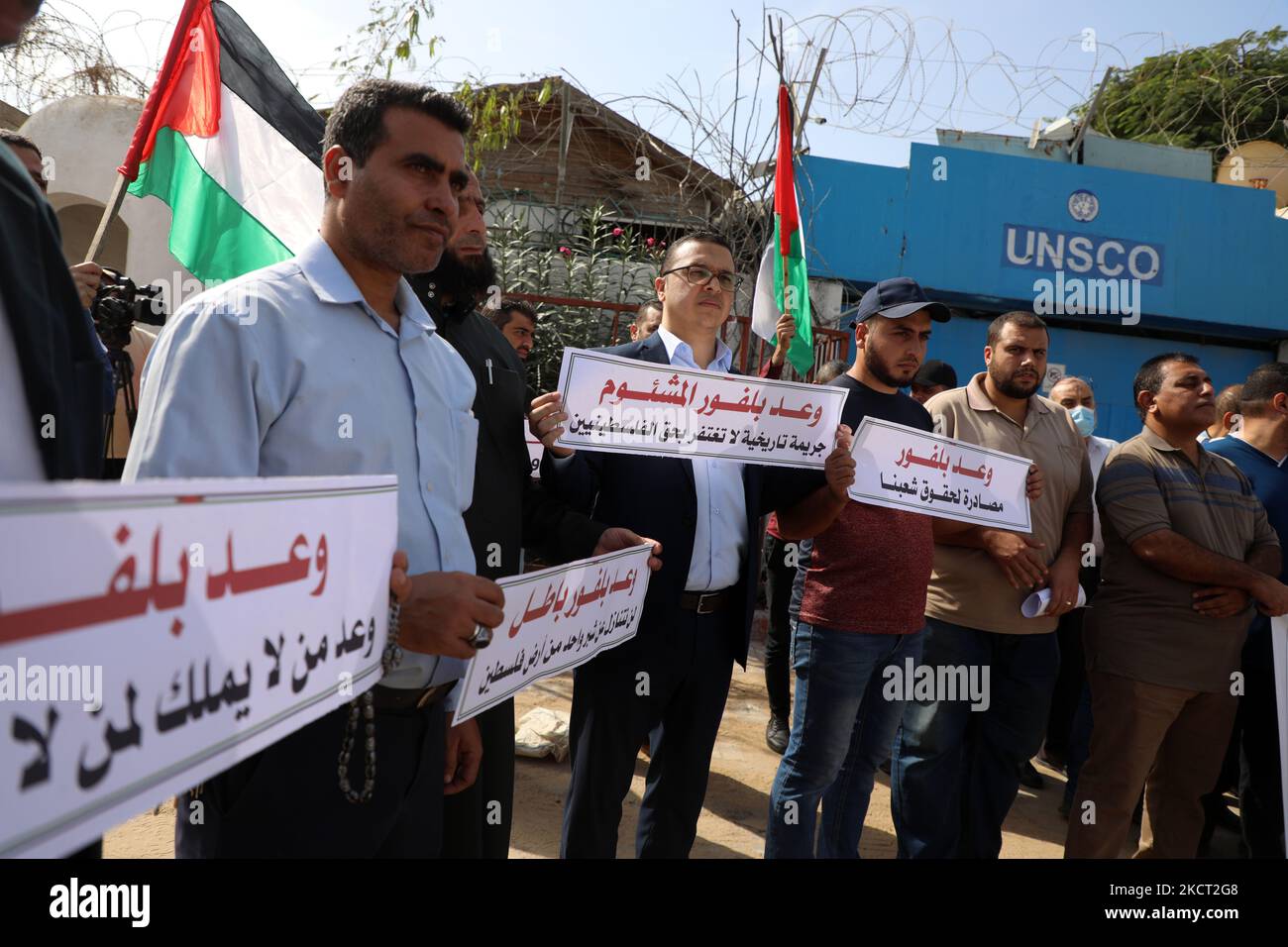 I palestinesi partecipano a una protesta contro il 104th° anniversario della Dichiarazione britannica Balfour, di fronte alla sede dell'UNESCO, nella città di Gaza il 1 novembre 2021. La Dichiarazione di Balfour del 1917 è una dichiarazione formale di politica del governo britannico riguardo alla costituzione di una patria ebraica in Palestina. (Foto di Majdi Fathi/NurPhoto) Foto Stock