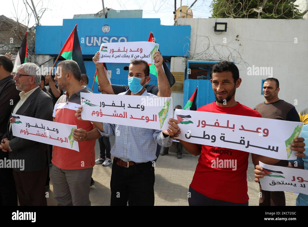 I palestinesi partecipano a una protesta contro il 104th° anniversario della Dichiarazione britannica Balfour, di fronte alla sede dell'UNESCO, nella città di Gaza il 1 novembre 2021. La Dichiarazione di Balfour del 1917 è una dichiarazione formale di politica del governo britannico riguardo alla costituzione di una patria ebraica in Palestina. (Foto di Majdi Fathi/NurPhoto) Foto Stock