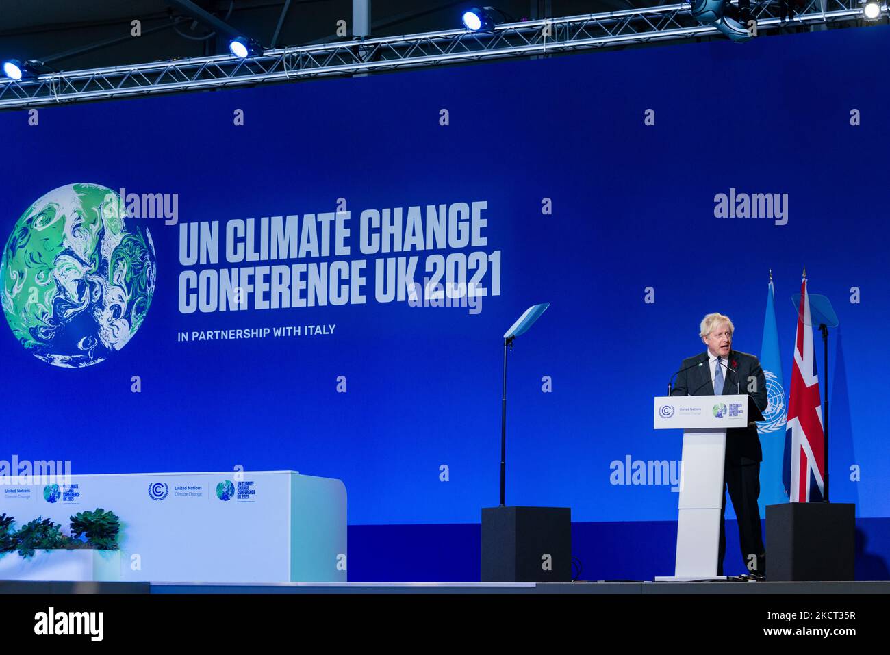 Il primo ministro britannico Boris Johnson interviene durante la cerimonia di apertura della COP26 Conferenza delle Nazioni Unite sui cambiamenti climatici a Glasgow, Regno Unito, 1 novembre 2021. Il COP26, che si terrà da ottobre 31 a novembre 12 a Glasgow sarà la più grande conferenza sul clima dal vertice di Parigi del 2015 ed è considerato cruciale per fissare obiettivi di emissione a livello mondiale per rallentare il riscaldamento globale, nonché per consolidare altri impegni chiave. (Foto di Maciek Musialek/NurPhoto) Foto Stock