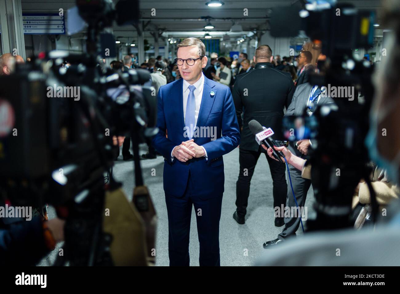 Il primo ministro polacco Mateusz Morawiecki parla ai media durante il vertice dei leader mondiali della COP26 Conferenza ONU sui cambiamenti climatici a Glasgow, Regno Unito, 1 novembre 2021. Il COP26, che si terrà da ottobre 31 a novembre 12 a Glasgow sarà la più grande conferenza sul clima dal vertice di Parigi del 2015 ed è considerato cruciale per fissare obiettivi di emissione a livello mondiale per rallentare il riscaldamento globale, nonché per consolidare altri impegni chiave. (Foto di Maciek Musialek/NurPhoto) Foto Stock