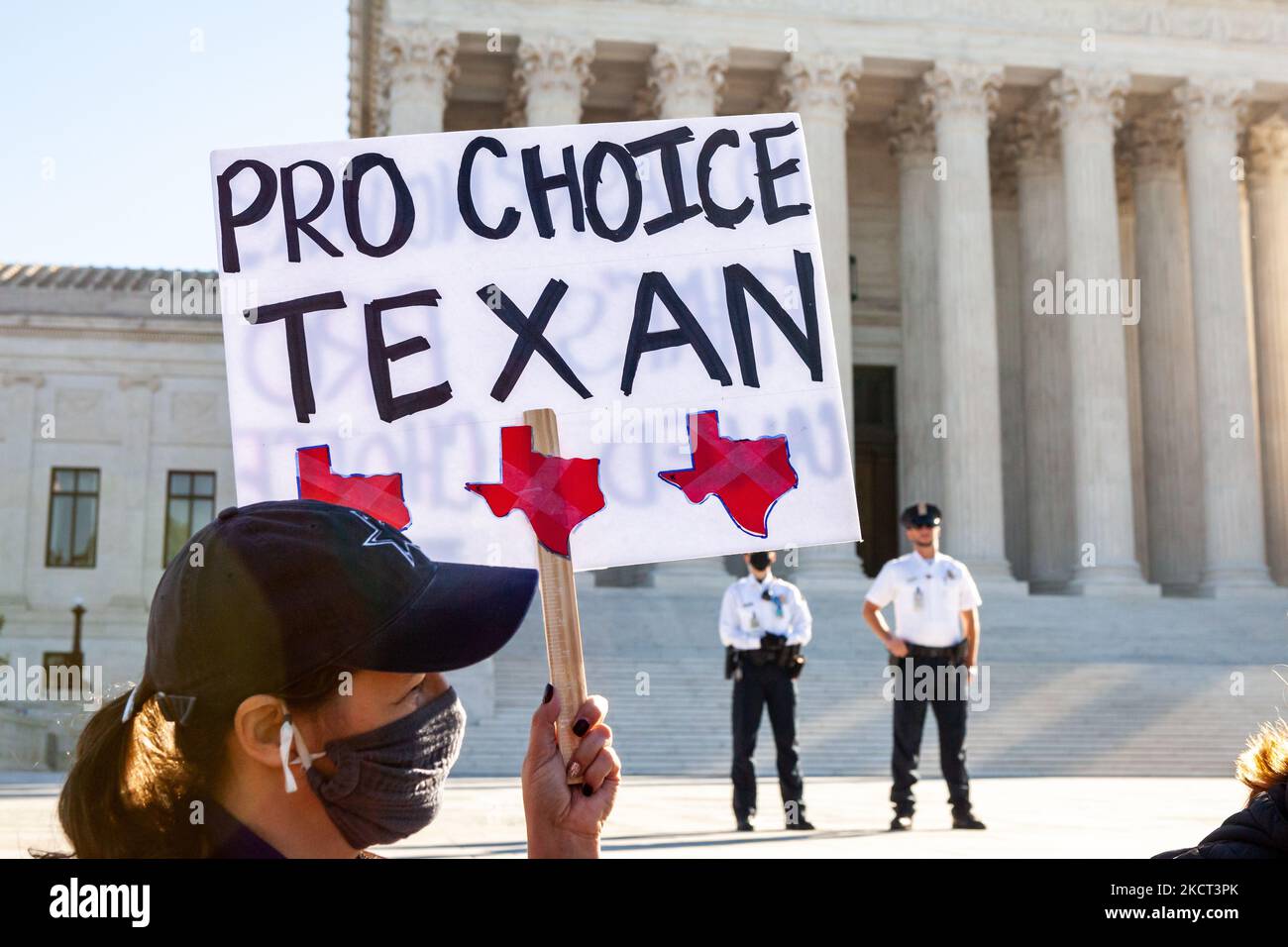 Un manifestante pro-scelta partecipa a un raduno presso la Corte Suprema mentre ascolta le argomentazioni sul divieto di aborto del Texas. Negli Stati Uniti d'America contro il Texas, il Dipartimento di Giustizia sosterrà che la legge del Texas che vieta gli aborti dopo 6 settimane è incostituzionale. (Foto di Allison Bailey/NurPhoto) Foto Stock