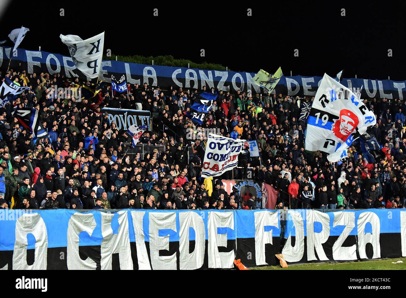 <rdf:Alt xmlns:rdf=''http://www.w3.org/1999/02/22-rdf-syntax-ns#''>Fans di Pisa durante il Campionato Italiano di Calcio League BKT AC Pisa vs Ascoli Calcio il 01 novembre 2021 all'Arena Garibaldi di Pisa (Foto di Gabriele Masotti/LiveMedia/NurPhoto) Foto Stock