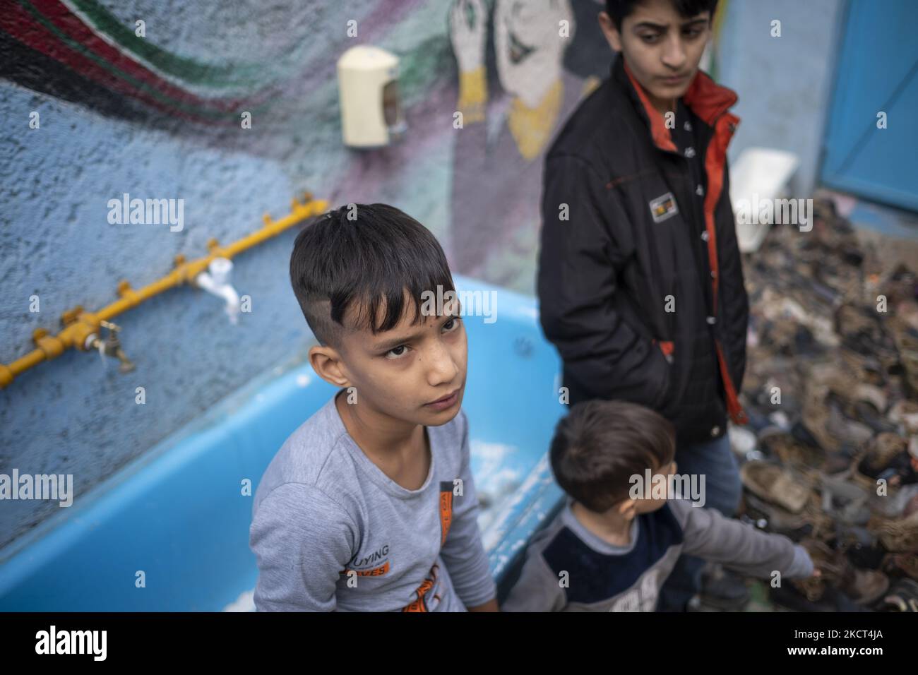 Un ragazzo afghano rifugiato guarda mentre siede alla scuola di Farhang nel primo giorno del nuovo anno accademico? Nel sud di Teheran il 1 novembre 2021. La scuola di Farhang è stata fondata nel 2000 dal rifugiato afgano Nader Mousavi che si è laureato in sociologia presso l'Università di Teheran, per i bambini rifugiati afghani, E ora due anni dopo l’inizio dell’epidemia COVID-19 in Iran, dove la scuola operava a tempo parziale, ha iniziato a funzionare a tempo pieno e le scolaresche e gli scolari afghani possono frequentare la scuola. Le famiglie non devono pagare i soldi per le tasse scolastiche come è fré Foto Stock