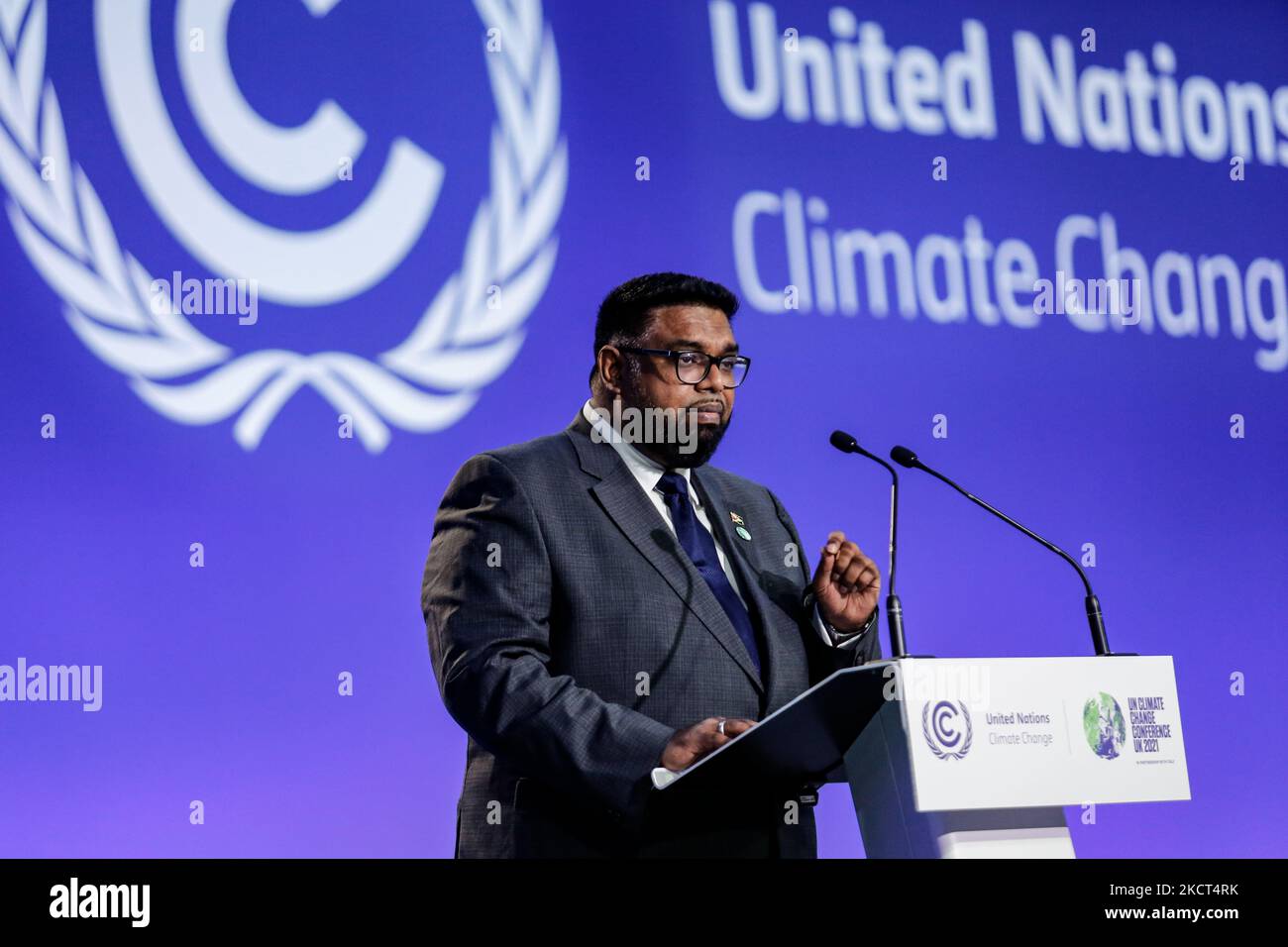 Mohamed Irfaan Ali, presidente della Guyana, parla durante la sessione delle dichiarazioni nazionali nella Plenaria di Cairn Gorm alla COP26 Conferenza ONU sul cambiamento climatico, tenuta dall'UNFCCC all'interno della sede COP26 - Scottish Event Campus a Glasgow, Scozia il 2 novembre 2021. I capi di stato sono arrivati per un vertice di due giorni ad alto livello a Glasgow. Il COP26, che si terrà da ottobre 31 a novembre 12 a Glasgow, sarà la più importante conferenza sul clima dal vertice di Parigi del 2015, poiché si prevede che le nazioni stabiliranno nuovi obiettivi per le emissioni di gas a effetto serra al fine di rallentare il riscaldamento globale, nonché di consolidare altri impegni chiave Foto Stock