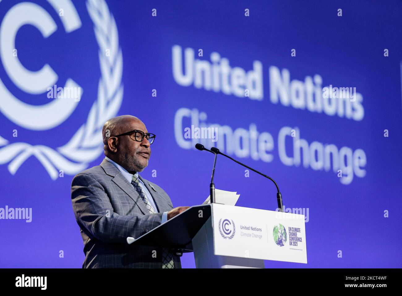 Azali Assoumani, presidente delle Comore, parla durante la sessione delle dichiarazioni nazionali nella Plenaria di Cairn Gorm alla COP26 Conferenza ONU sul cambiamento climatico, tenuta dall'UNFCCC all'interno della sede COP26 - Scottish Event Campus a Glasgow, Scozia il 2 novembre 2021. I capi di stato sono arrivati per un vertice di due giorni ad alto livello a Glasgow. Il COP26, che si terrà da ottobre 31 a novembre 12 a Glasgow, sarà la più importante conferenza sul clima dal vertice di Parigi del 2015, poiché si prevede che le nazioni stabiliranno nuovi obiettivi per le emissioni di gas a effetto serra al fine di rallentare il riscaldamento globale, nonché di consolidare altri principali committenti Foto Stock