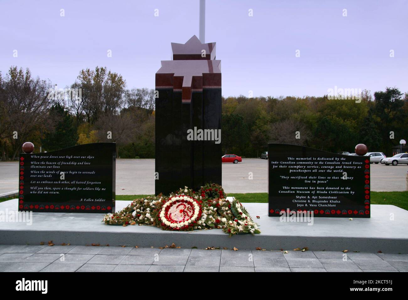 Memoriale di guerra per i soldati canadesi caduti di fronte ad un tempio indù a Toronto, Ontario, Canada, il 23 ottobre 2010. (Foto di Creative Touch Imaging Ltd./NurPhoto) Foto Stock