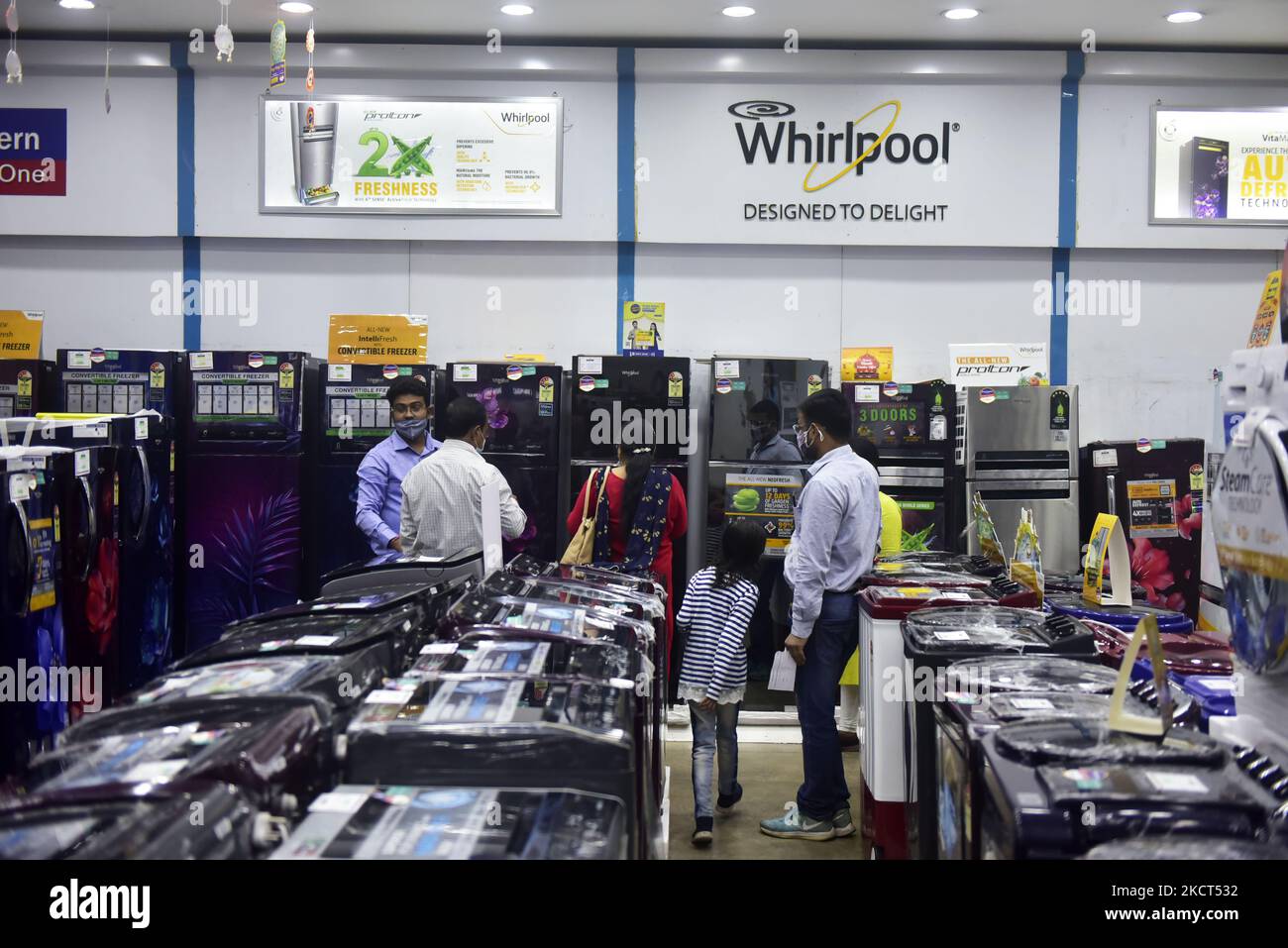 La gente compra gli articoli elettronici della famiglia da uno showroom elettronico il giorno del festival di Dhanteras (un festival indù) associato con Lakshmi, la dea della ricchezza in Kolkata, India, 02 novembre, 2021. (Foto di Indranil Aditya/NurPhoto) Foto Stock