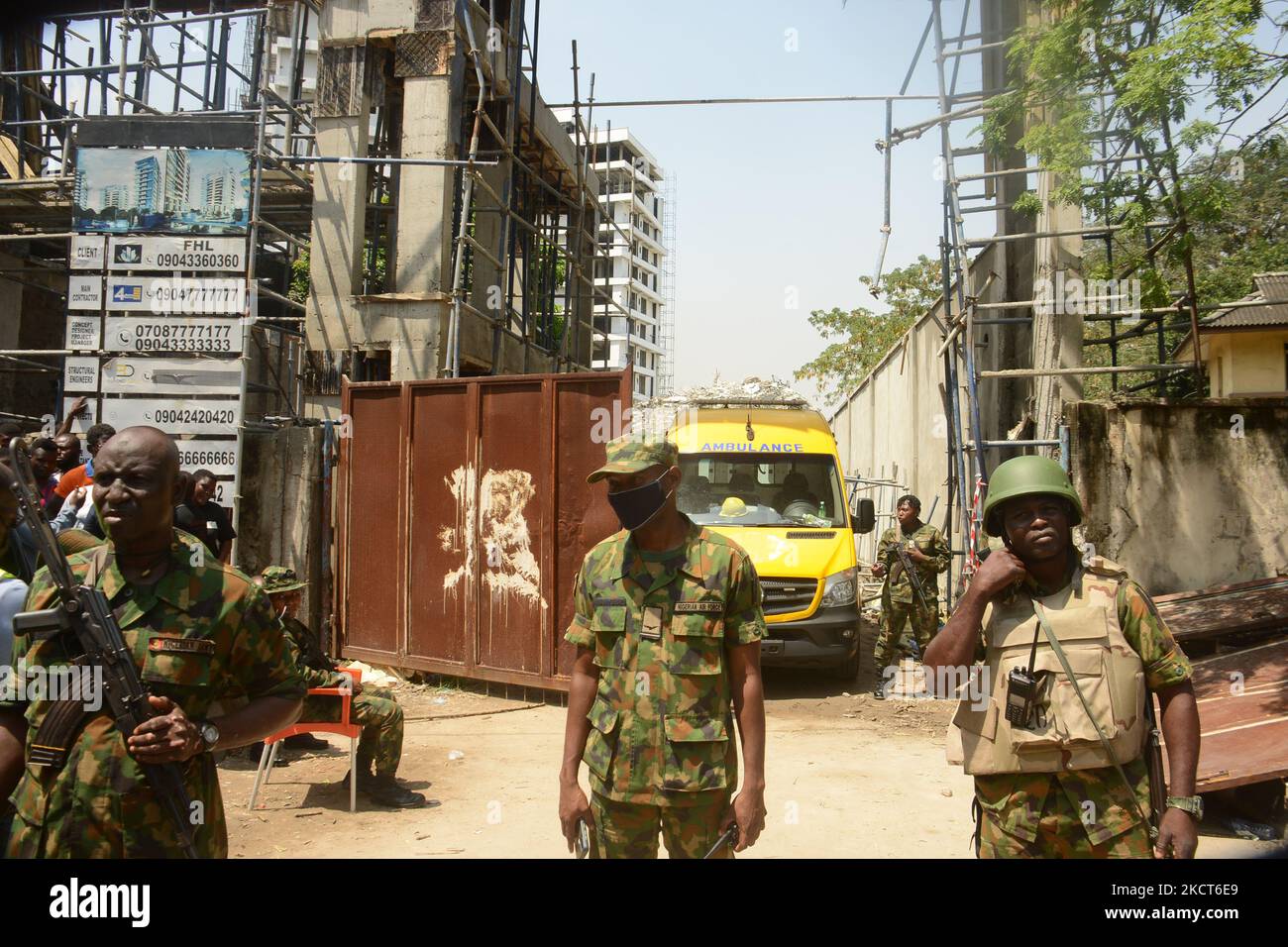 Uomini dei soldati nigeriani sono in guardia all'ingresso di un edificio collassato nel distretto di Ikoyi a Lagos, Nigeria, 02 novembre 2021. L'agenzia statale di salvataggio di emergenza di Lagos ha confermato che non meno di 21 persone sono state confermate morte, mentre sei dei nove sopravvissuti sono attualmente in trattamento, tre sono stati scaricati nell'edificio a 21 piani che è crollato lunedì su Gerrard Road, nella zona di Ikoyi dello Stato di Lagos. (Foto di Olukayode Jaiyeola/NurPhoto) Foto Stock