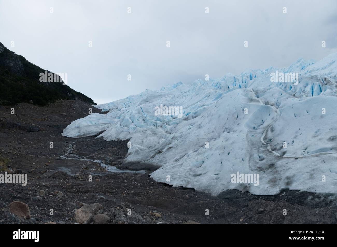 Il ghiacciaio Perito Moreno sta perdendo la sua massa di ghiaccio nel Parco Nazionale Los Glaciares vicino a El Calafate, Argentina, martedì 2 novembre 2021 (Foto di Mario De Fina/NurPhoto) Foto Stock