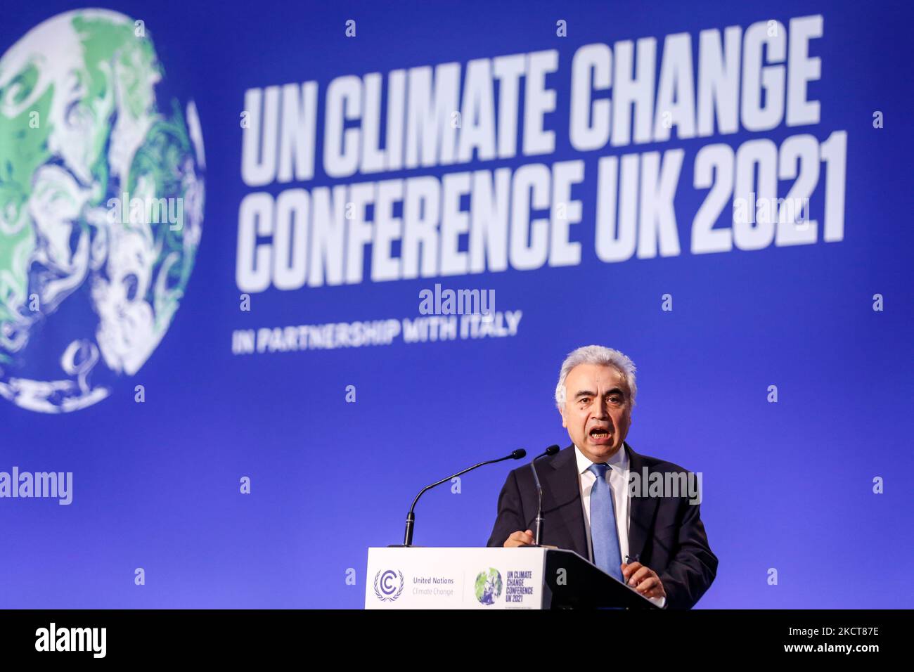 Fatih Birol, direttore esecutivo dell'Agenzia internazionale dell'energia, parla durante la sessione di potenziamento della precedente Coal Alliance durante il quinto giorno della COP26 Conferenza ONU sui cambiamenti climatici, tenuta dall'UNFCCC all'interno del COP26° luogo - Scottish Event Campus a Glasgow, Scozia il 4 novembre 2021. Il COP26, che si terrà da ottobre 31 a novembre 12 a Glasgow, sarà la più importante conferenza sul clima dal vertice di Parigi del 2015, poiché si prevede che le nazioni stabiliranno nuovi obiettivi per le emissioni di gas a effetto serra al fine di rallentare il riscaldamento globale, nonché di consolidare altri impegni chiave. (Foto di Dominika Zarzycka/ Foto Stock