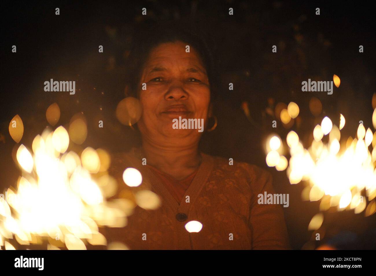 Womanprepared a volare lanterna Cielo durante la celebrazione Tihar o Deepawali e Dewali “Festival delle luci” a Bhaktapur, Nepal il giovedì onNovember04, 2021. (Foto di Narayan Maharjan/NurPhoto) Foto Stock